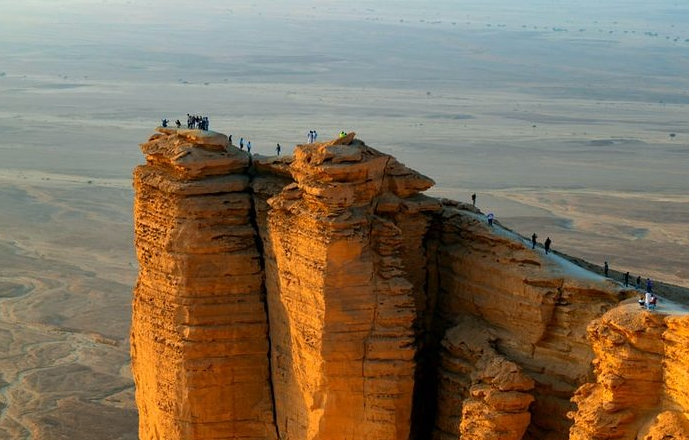 Adventure-travelling-in-Saudi?-The-Edge-of-the-World-is-a-must-visit!